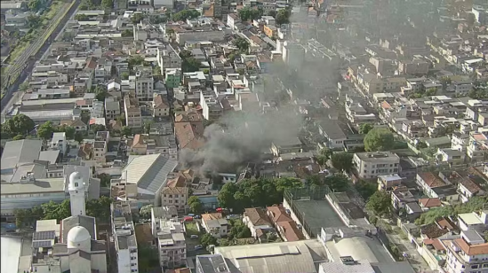  Incêndio atinge fábrica em Ramos, na Zona Norte do RJ