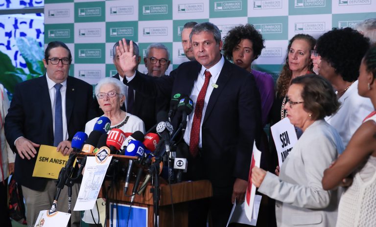  Governistas cobram apuração de denúncia contra Bolsonaro e oposição critica falta de provas