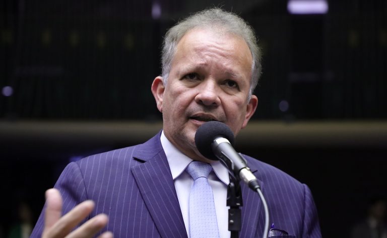  Projeto proíbe que parentes ocupem chefia do Executivo e presidência de casa legislativa no mesmo estado