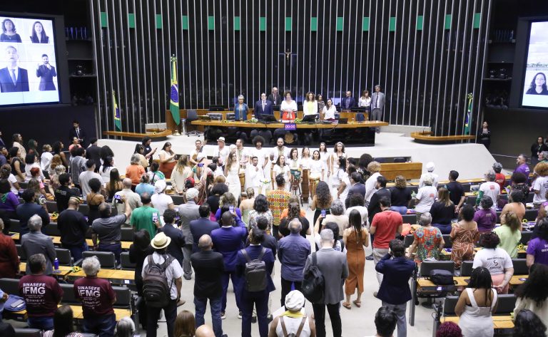  Lembrança da luta contra a violência política marca homenagem a Marielle e Anderson