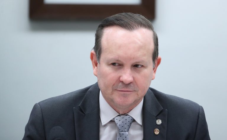  Comissão aprova proposta que determina a presença de intérpretes de Libras em comícios