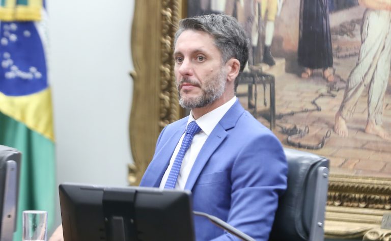  Relator recomenda prosseguir com processo contra Glauber Braga; votação de recurso na CCJ é adiada
