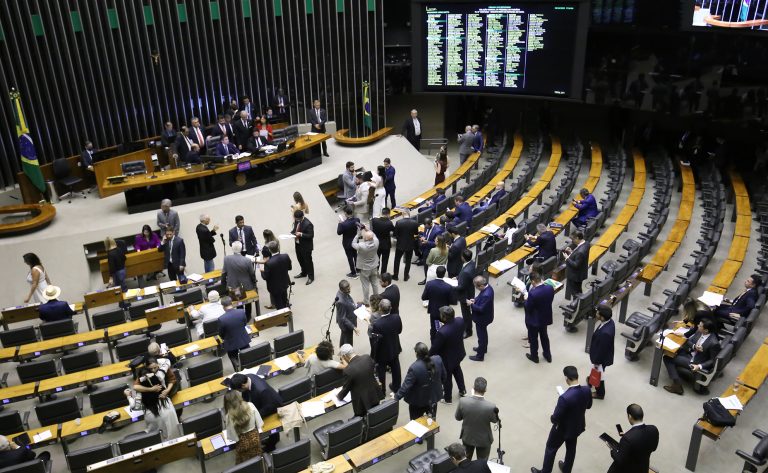  Proposta permite aumentar total de deputados e impede perda de vagas na Câmara
