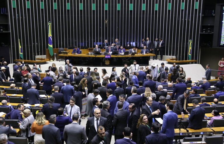  Plenário pode votar projeto que altera número de deputados e proposta sobre marco legal para concessões