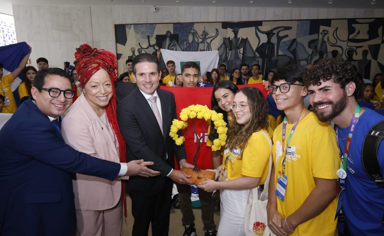  Presidente da Câmara elogia a participação de jovens na política