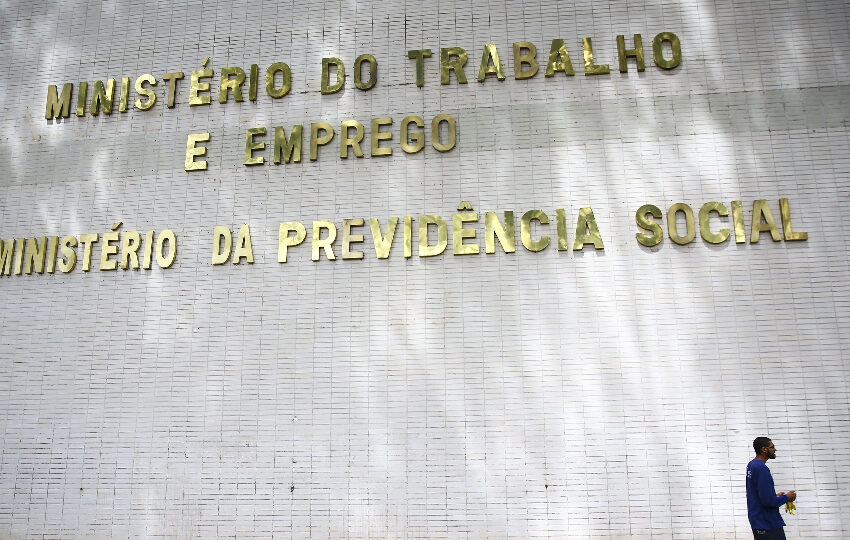  Governo adia para 2026 regra que dificulta funcionamento do comércio em feriados