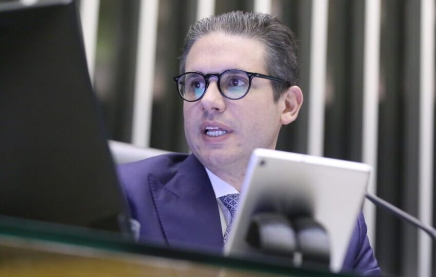  Motta vai na contra-mão do corte de gastos e quer salário duplo a parlamentares aposentados em exercício