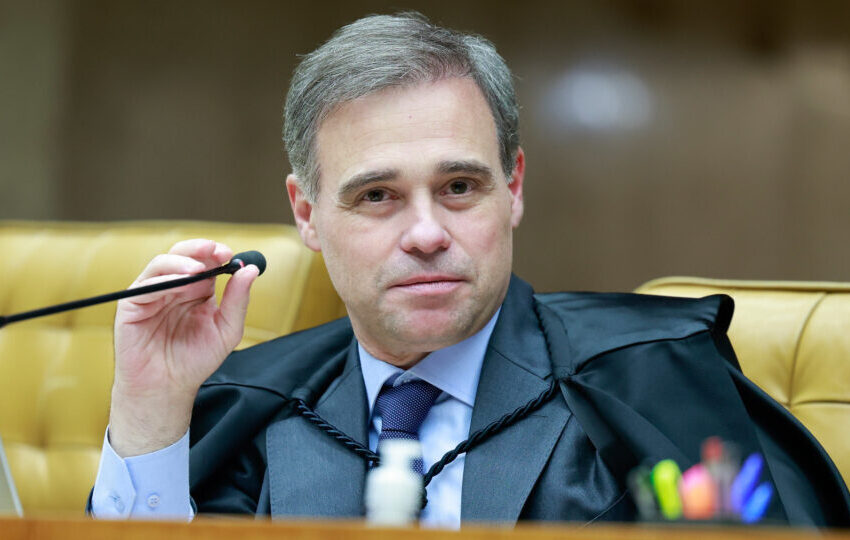  Mendonça diverge de Moraes e defende revisão da vida toda do INSS