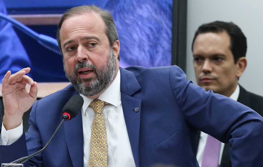  Silveira critica preço de gás natural no Brasil e cobra ação da Petrobras