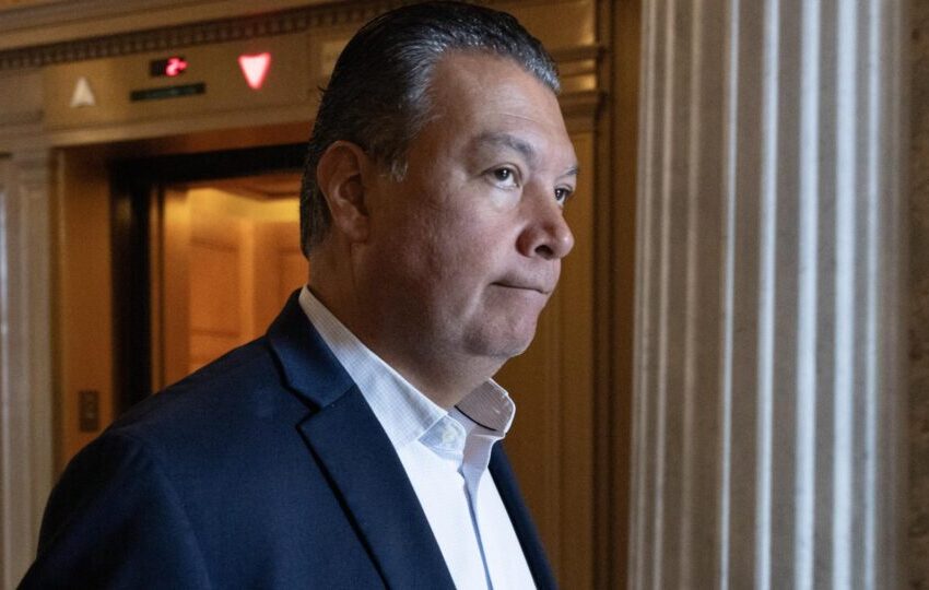  Senador democrata é algemado e retirado de coletiva do governo Trump em Los Angeles