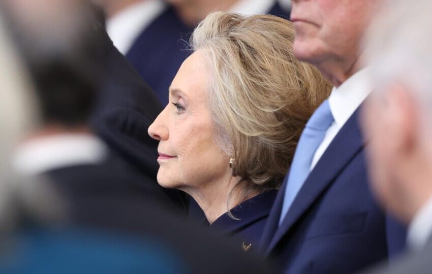  Hillary Clinton critica tarifas de Trump para o Brasil e chama Bolsonaro de “corrupto”