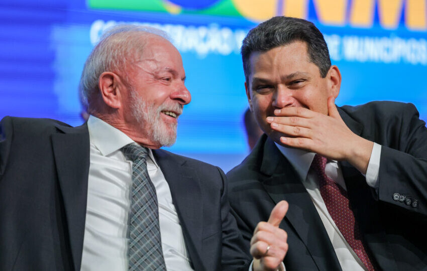  Alcolumbre sinaliza recuo e volta a negociar com Lula após liberação de emendas