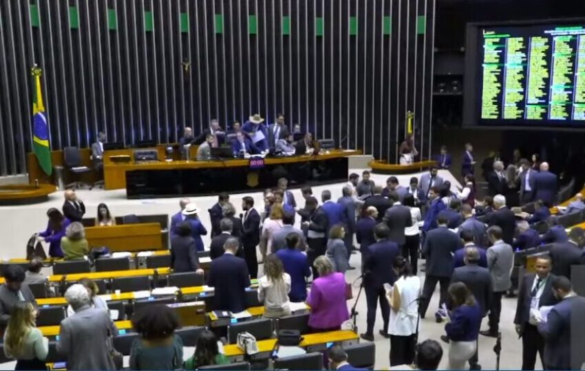  Maioria dos deputados é contra fim da escala 6×1 e vê economia com principal problema do país