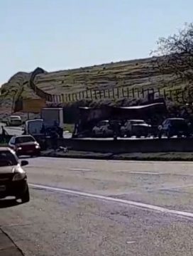  Carreta com energéticos tomba na BR-101 e parte da carga é saqueada