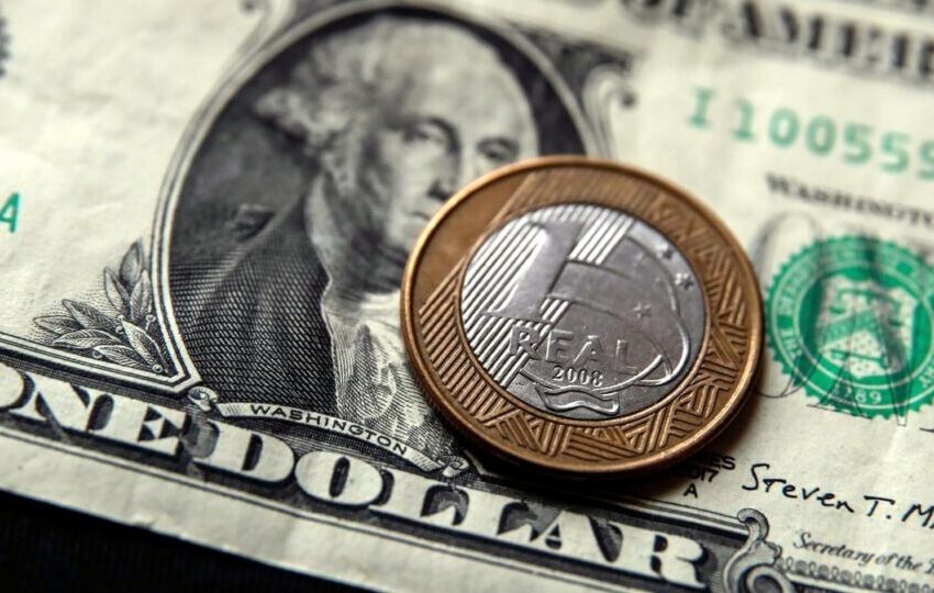  Dólar fecha no menor nível desde agosto de 2024 com EUA e IOF no radar