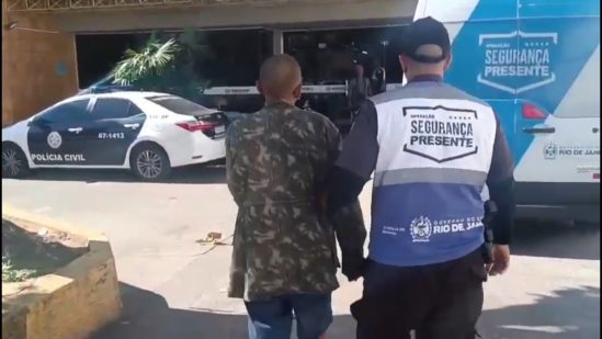 Homem é preso após furtar chocolates e ser flagrado com pedras de crack no Centro de Campos
