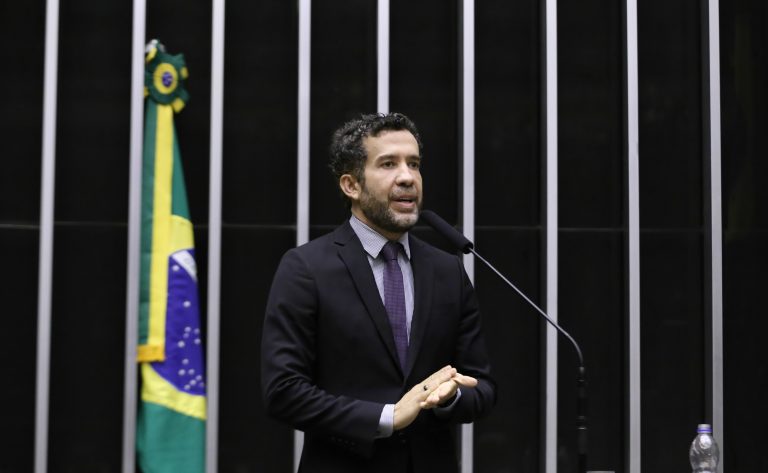 Conselho de Ética decide pela suspensão do mandato de André Janones por três meses
