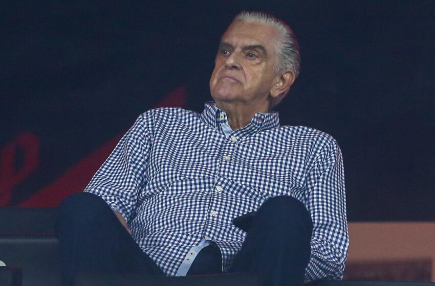 Torcedor do Athletico é suspenso após protesto no avião e questiona Petraglia
