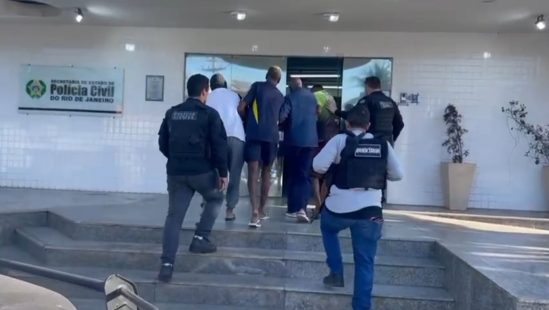 Suspeitos de matar serralheiro em frente à mãe em Campos são presos em operação da Polícia Civil