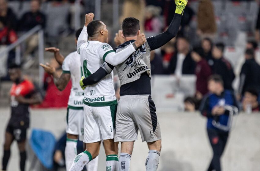 Cria do Coritiba, algoz do Athletico celebra marca histórica na Arena: “Cenário perfeito”