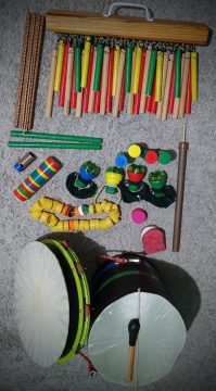 Construção de instrumentos musicais a partir de materiais recicláveis em oficina na Villa Maria
