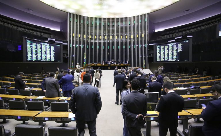  Câmara aprova criação de três grupos parlamentares