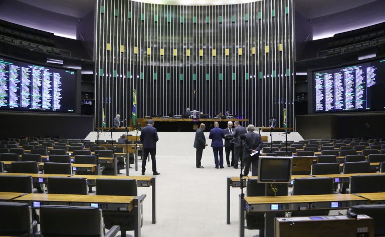  Câmara aprova urgência para projeto que prevê suspensão de 6 meses a deputado que impedir atividade legislativa