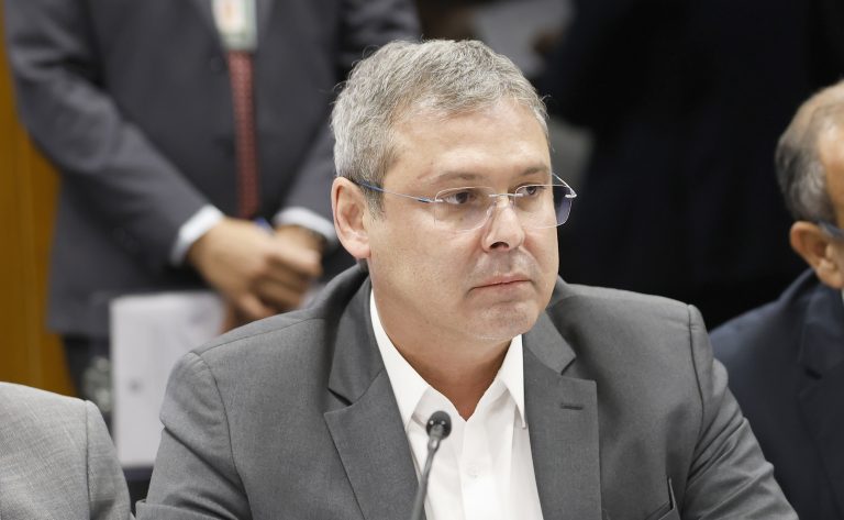  PEC das prerrogativas parlamentares divide o Plenário diz líder do PT