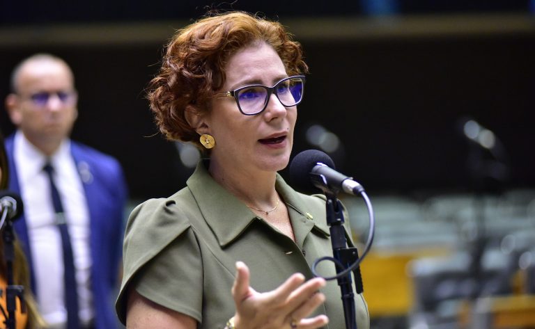  Comissão de Constituição e Justiça da Câmara ouvirá testemunhas no processo contra Carla Zambelli nesta quarta-feira