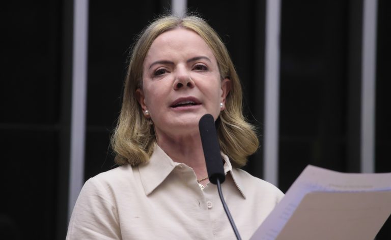  Gleisi admite retirar urgência de projeto sobre licenciamento ambiental