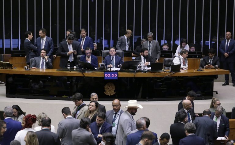  Câmara aprova em 2º turno o texto-base da PEC das Prerrogativas