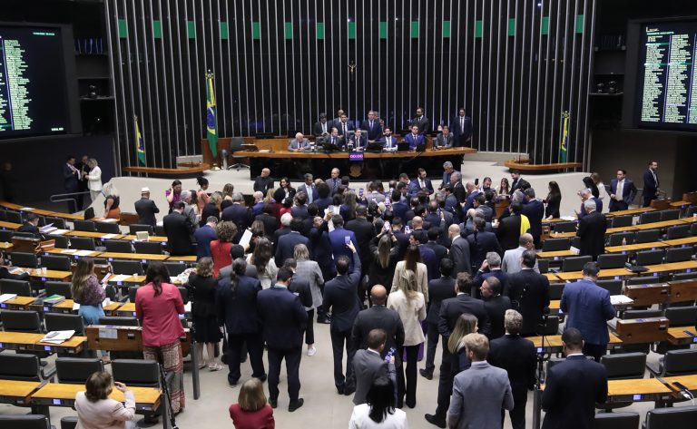  Câmara aprova regime de urgência para projeto sobre anistia