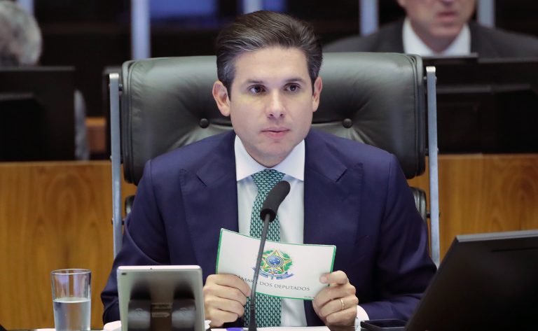  Hugo Motta quer levar Imposto de Renda ao Plenário na próxima semana