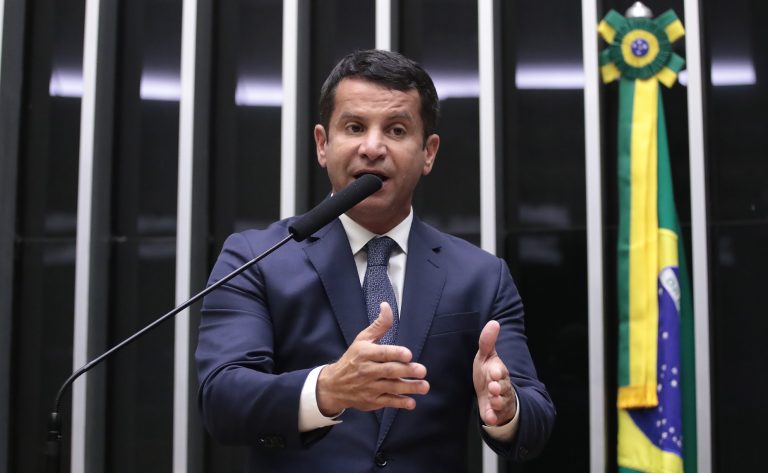  Câmara aprova projeto que regulamenta verificação da idade mínima exigida dos candidatos