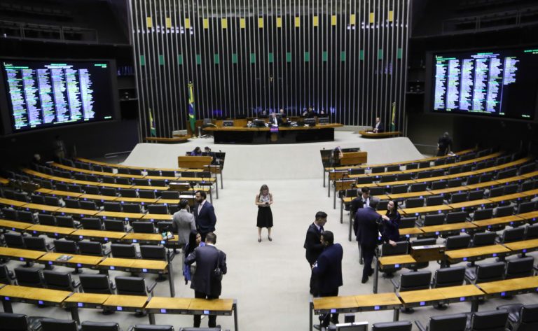  Câmara aprova pedido da oposição e retira de pauta a MP sobre tributação de investimentos