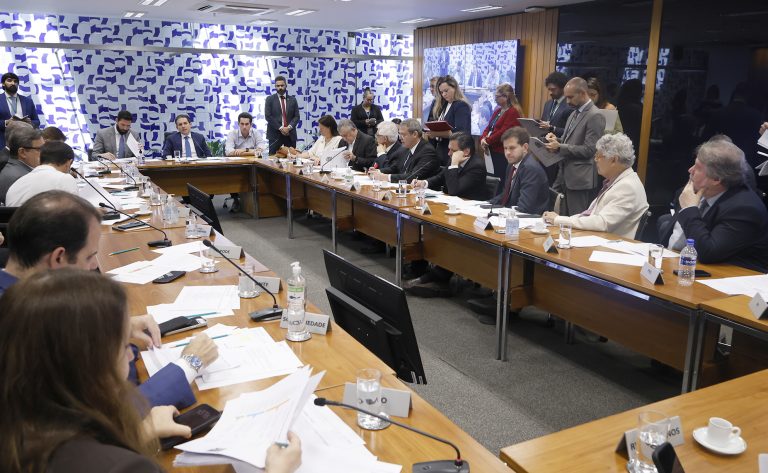 Hugo Motta anuncia votação de projetos sobre bebidas adulteradas e cobrança de bagagens