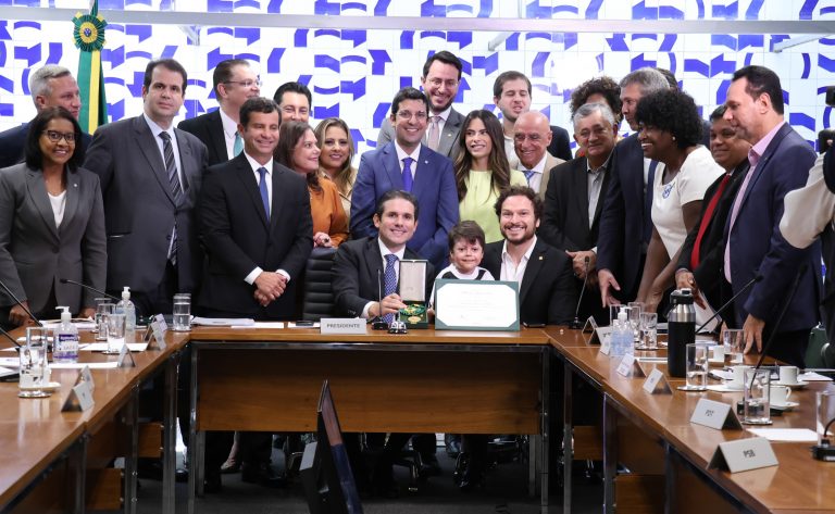  Câmara entrega Medalha Mérito Legislativo 2025 a autoridades por serviços relevantes ao país