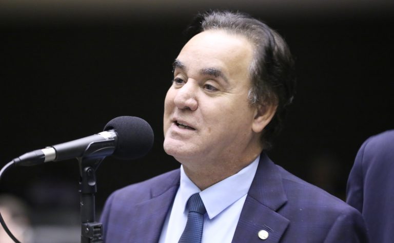  Carla Zambelli renuncia ao mandato; Adilson Barroso é convocado para tomar posse