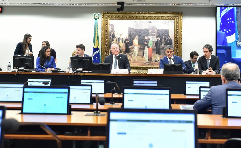  Relator recomenda manutenção do mandato de Carla Zambelli; decisão é adiada