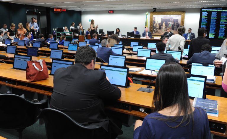  CCJ rejeita parecer pela manutenção do mandato da deputada Carla Zambelli