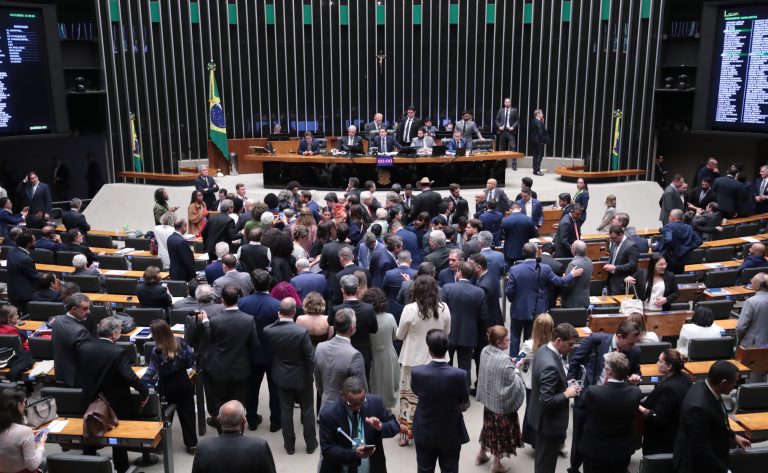  Por insuficiência de votos pela cassação, Câmara mantém mandato da deputada Carla Zambelli