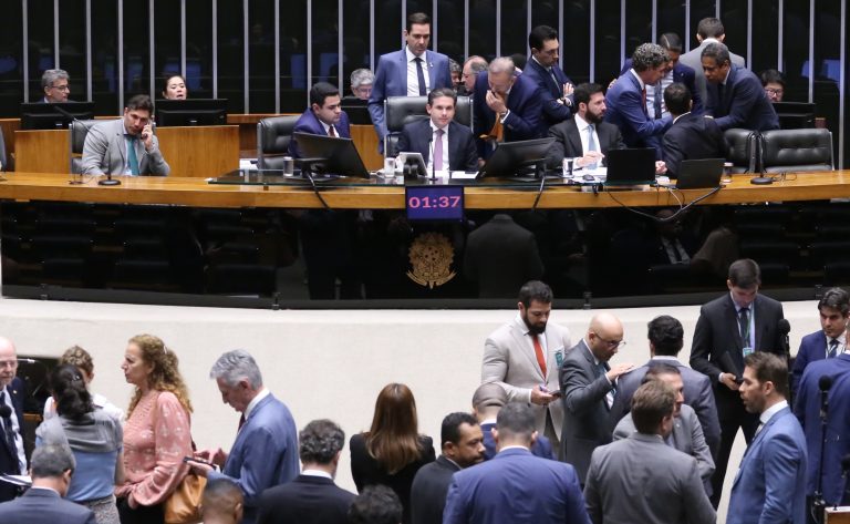  Retrospectiva 2025: isenção do IR e regulamentação da reforma tributária estão entre aprovações da Câmara