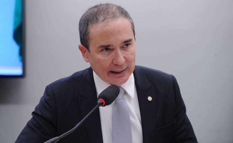  Projeto obriga emissoras de rádio e televisão a divulgarem agenda de votações da Câmara