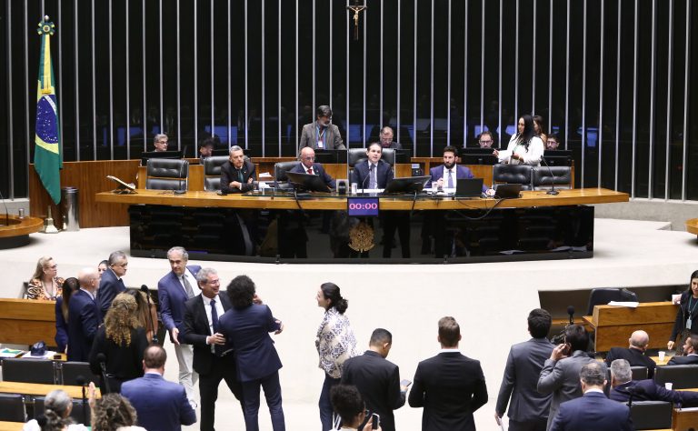  Câmara aprova regime de urgência para dez projetos