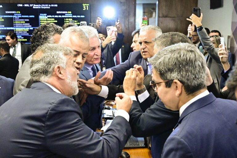  Sob protestos, CPMI aprova quebra de sigilos de filho do presidente Lula