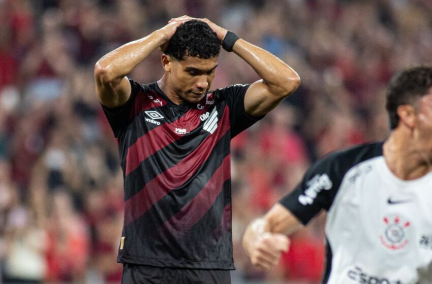  Athletico desperdiça pênalti e vê invencibilidade cair para o Corinthians