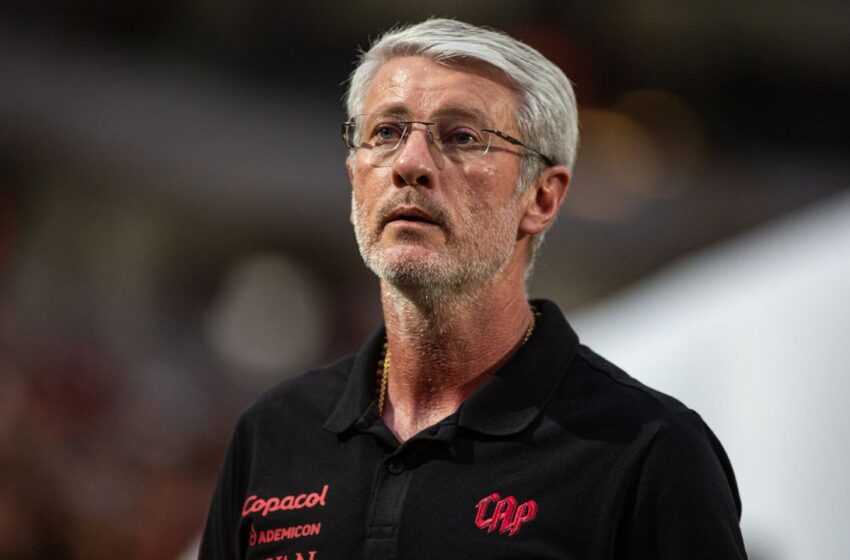  “Retranqueiro ficou lá na Arábia Saudita”: Técnico elogia Zapelli e maturidade do Athletico