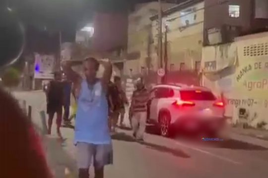  Mulher fica presa embaixo de veículo após acidente em Campos