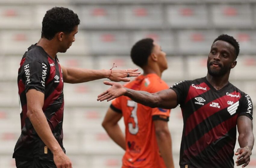  Athletico empata jogo-treino com clube catarinense