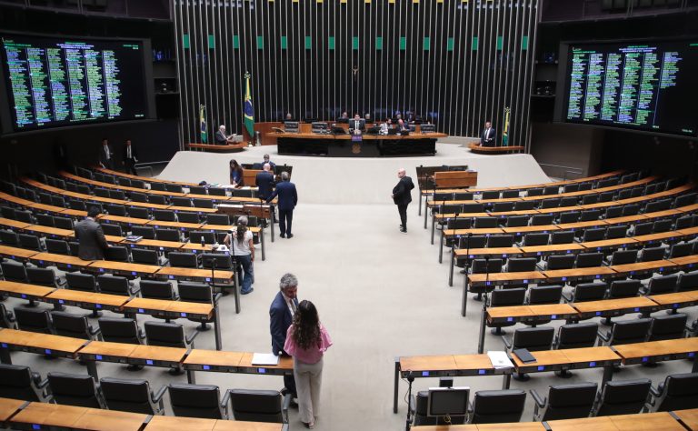 Câmara aprova regime de urgência para três projetos de lei